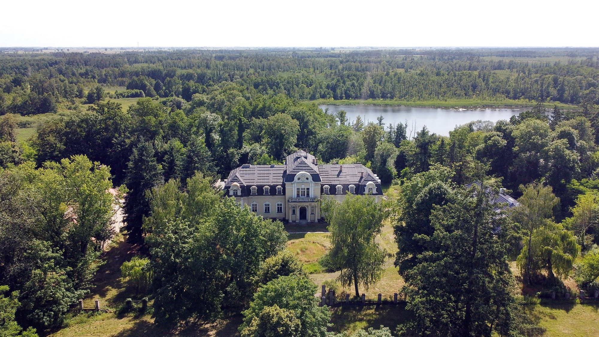 Fotos Neobarockes Herrenhaus in unverbauter Lage am See