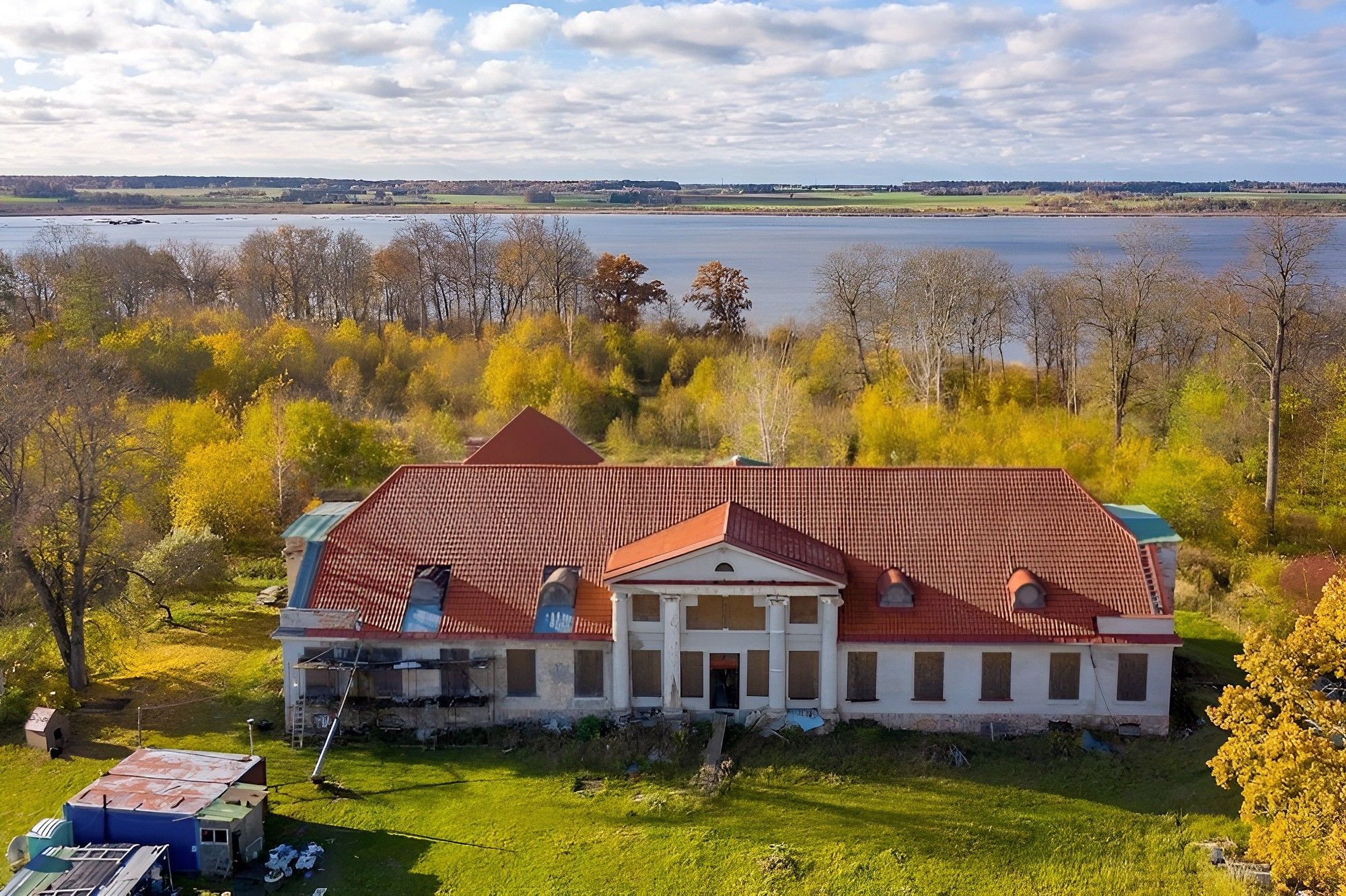 Fotos Līgutu - Gutshaus am See in Lettland