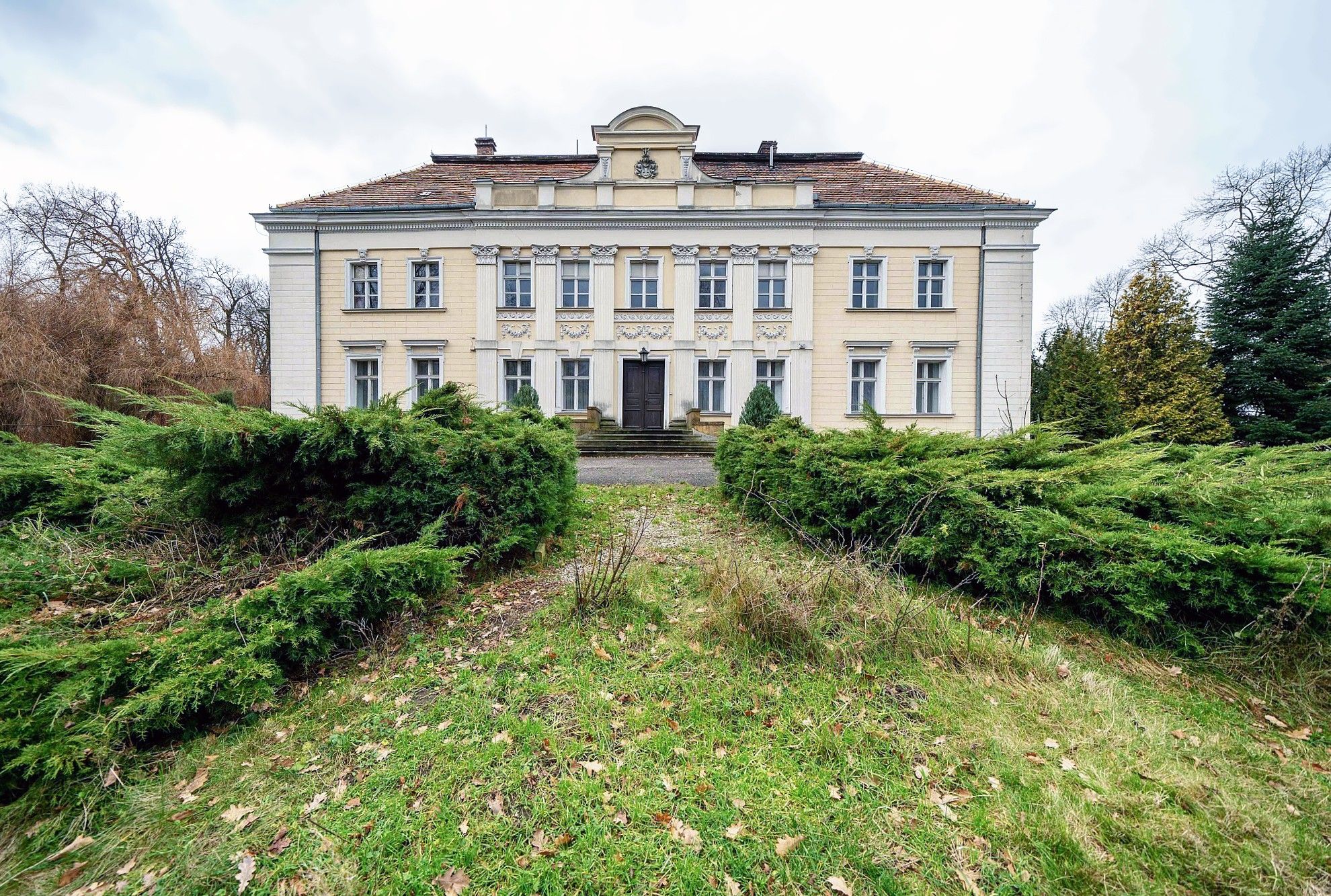 Fotos Historisches Herrenhaus in Insellage bei Poznan