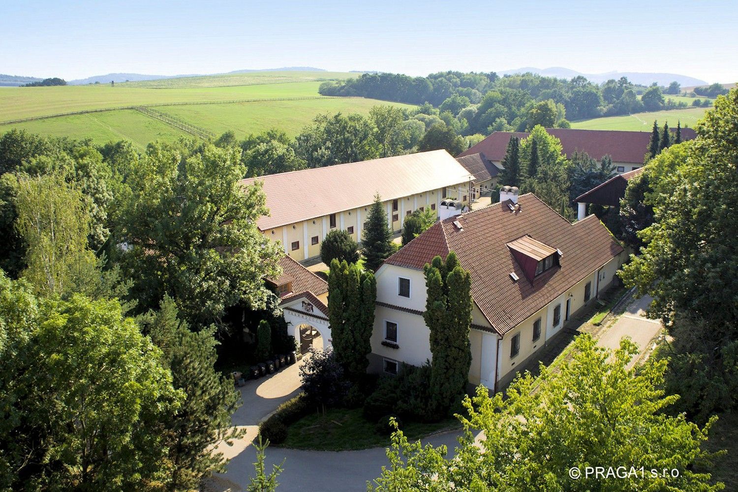 Fotos Hof mit 45 Hektar Land und Ställen für 90 Pferde