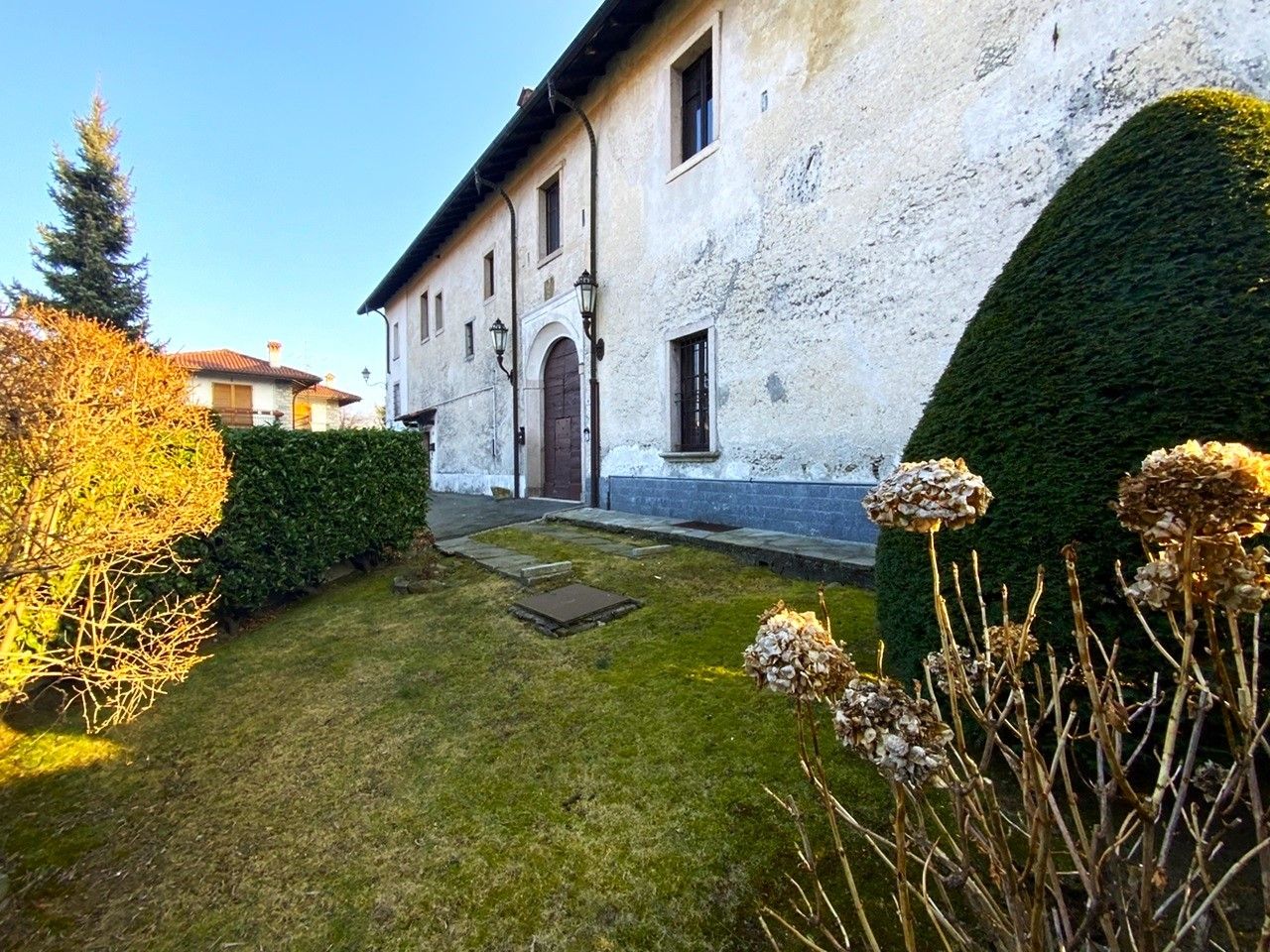 Fotos Teil der antiken Residenz "Il Castello di Vezzo" der Adelsfamilie Visconti zu verkaufen