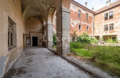 Schloss kaufen Kounice, Zámek Kounice, Středočeský kraj, Innenhof