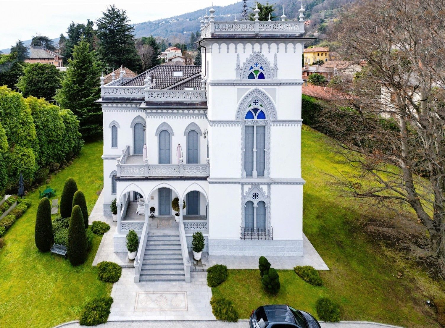 Fotos Sorgfältig restaurierte Historismus-Villa mit gepflegtem Park und Blick auf den Lago Maggiore