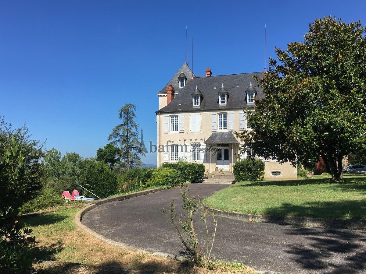 Fotos Renoviertes Château mit Blick auf die Pyrenäen