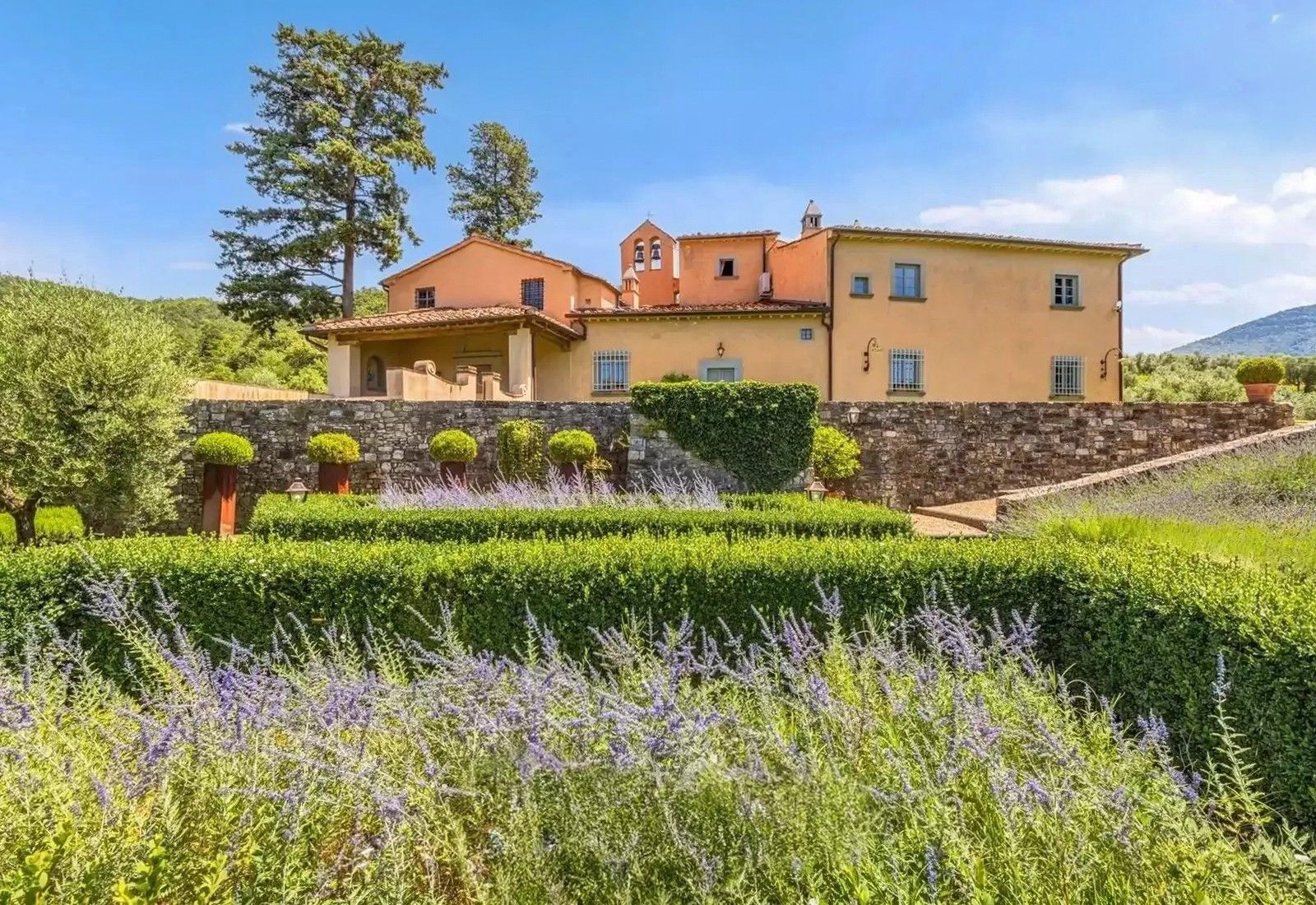 Fotos Historische Residenz mit Kapelle, Garten und Nebengebäuden bei Florenz