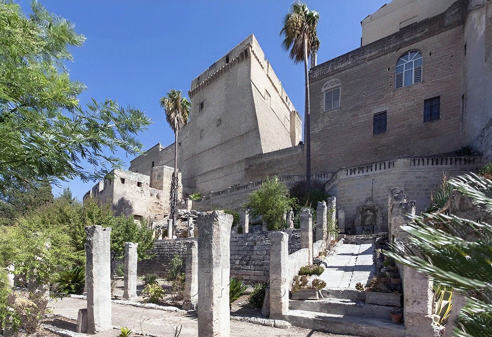 Fotos Herrschaftliche Villa mit Blick auf das Castello di Oria