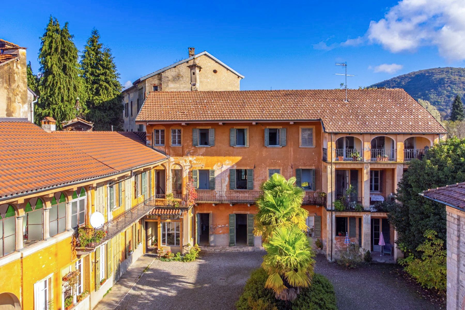 Fotos Historisches Landhaus mit Innenhof am Ortasee