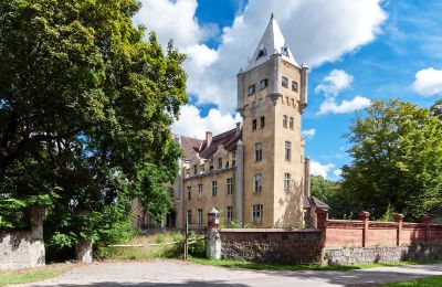 Dobrowo: Ausschreibung Schloss Klein Dubberow, Turm