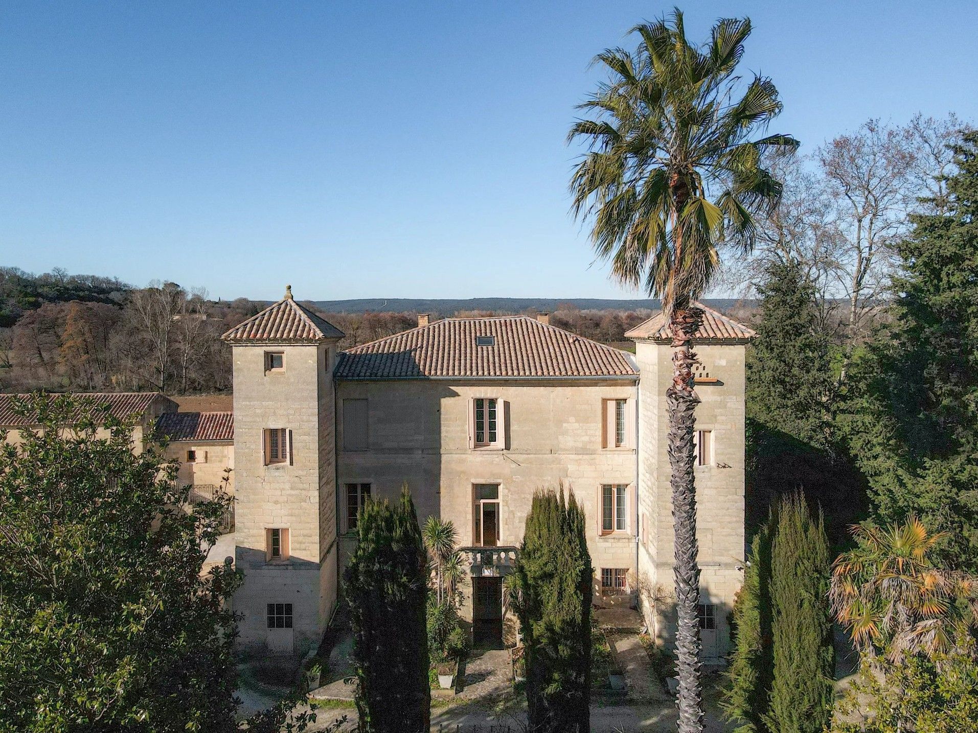 Fotos Landschloss Nähe Uzès mit kleinem Park und Nebengebäuden