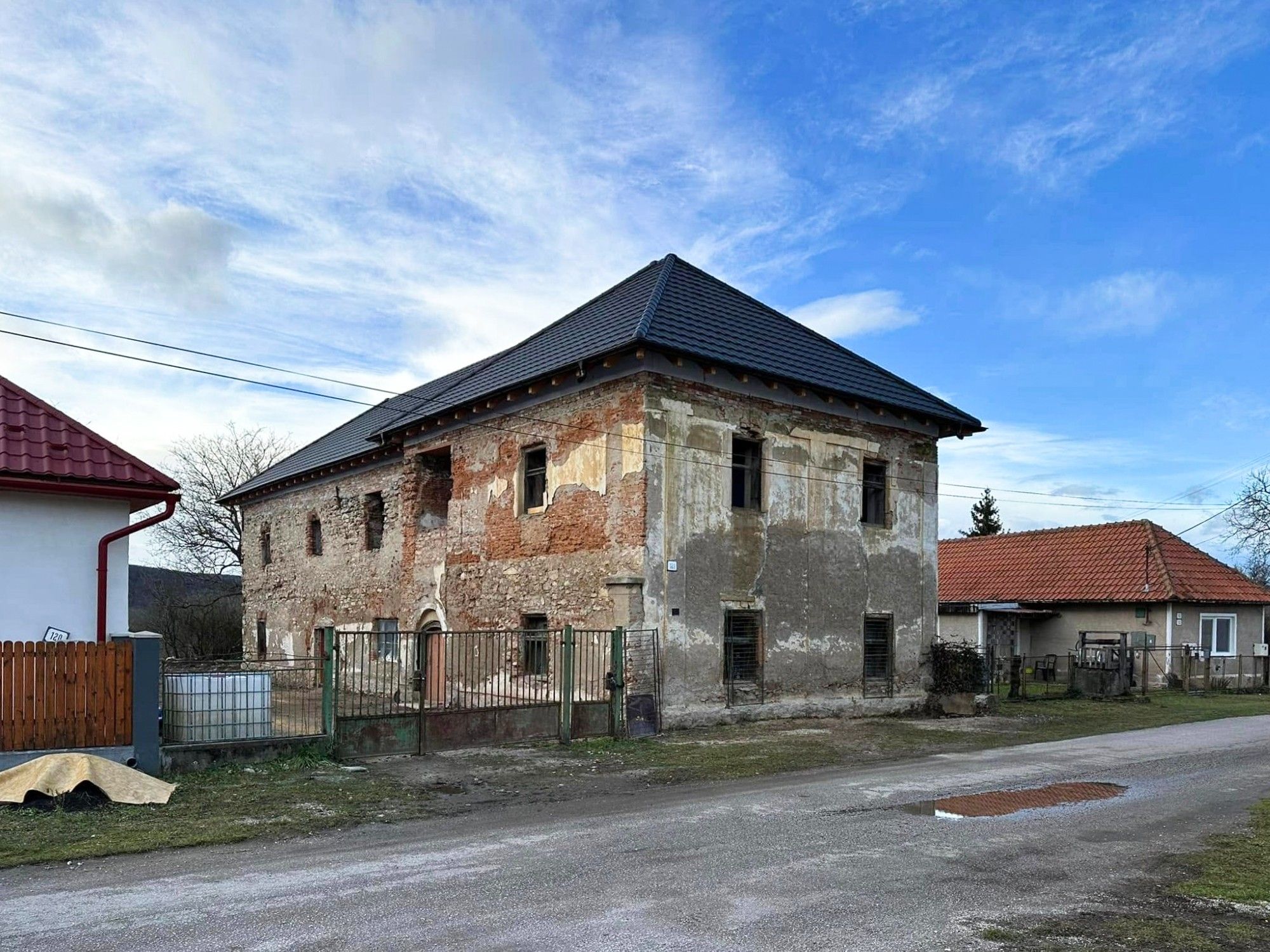 Fotos Sanierungsbedürftiges Gutshaus in der Westslowakei