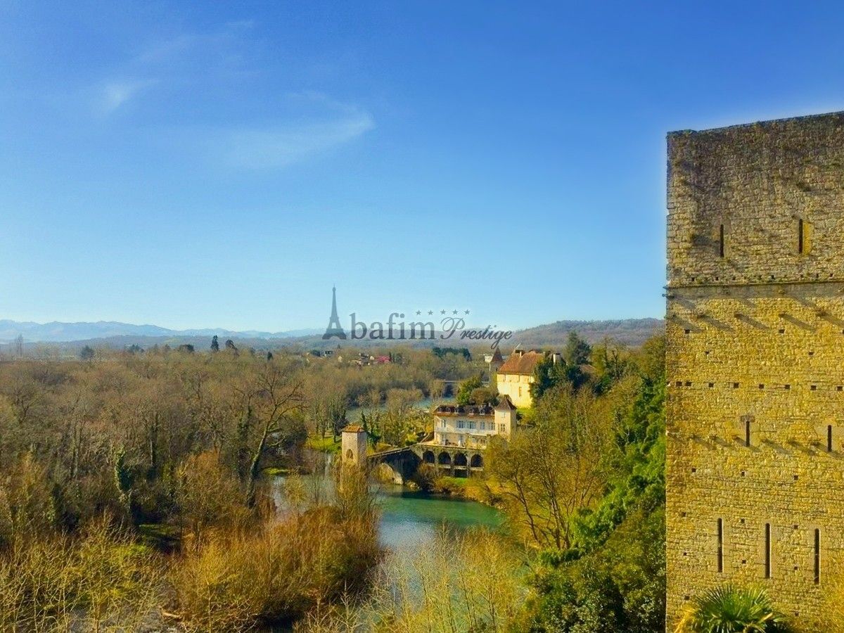 Fotos Mittelalterliches Gebäude im Zentrum von Sauveterre-de-Béarn