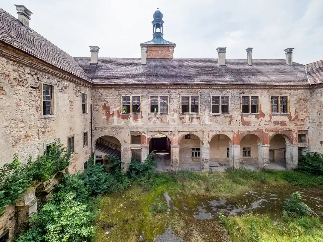 Sanierungsbedürftiges Schloss Prag